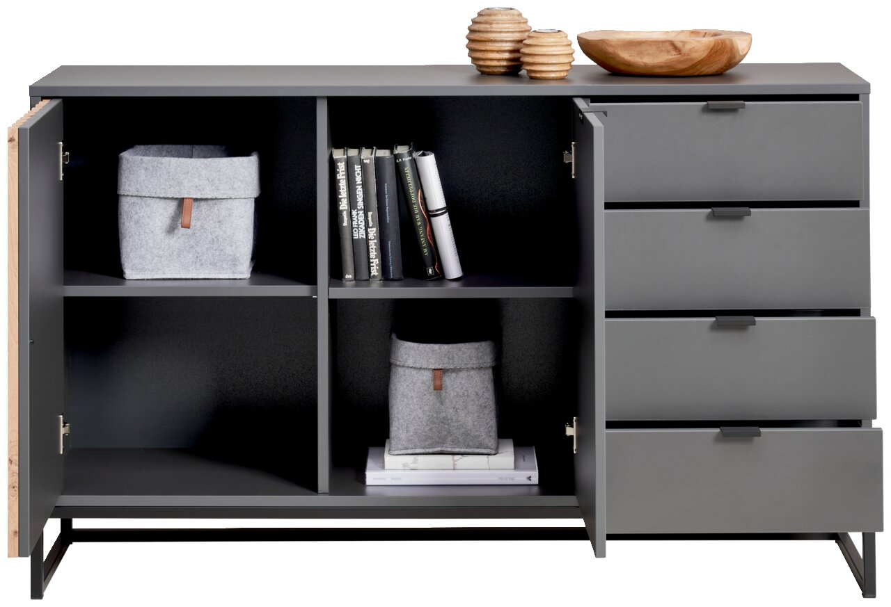 Graues Sideboard mit offenen Türen und Schubladen, gefüllt mit Büchern und Aufbewahrungsboxen, aus frontaler Perspektive.