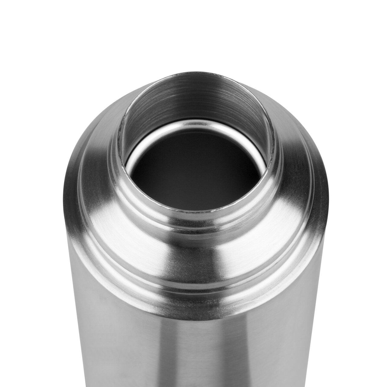Nahaufnahme der Öffnung einer silbernen Isolierflasche aus Edelstahl, von oben betrachtet.