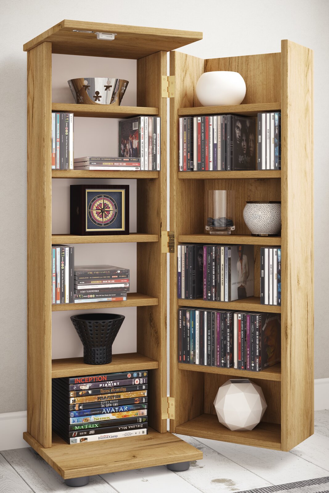 VCM CD/DVD Regal ENGALO Offener, zweitüriger Holzschrank mit Regalböden und DVD/CD-Aufbewahrung, gefüllt mit Medien und Deko; Perspektive: frontale Ansicht in leichter Seitenperspektive von links.