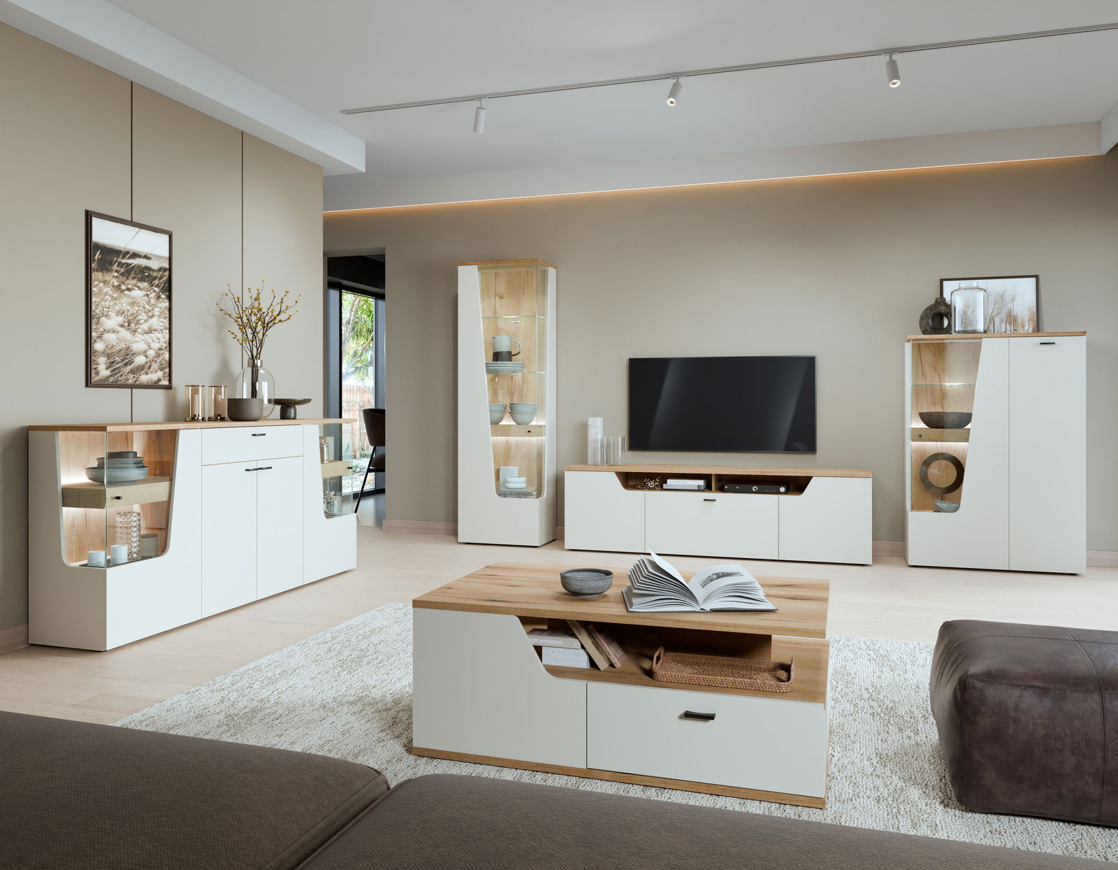 Modernes Wohnzimmer mit Sideboard in hellem Holz und Weiß, frontal betrachtet. Das Sideboard ist Teil einer stilvollen Einrichtung mit TV-Schrank und Vitrine.