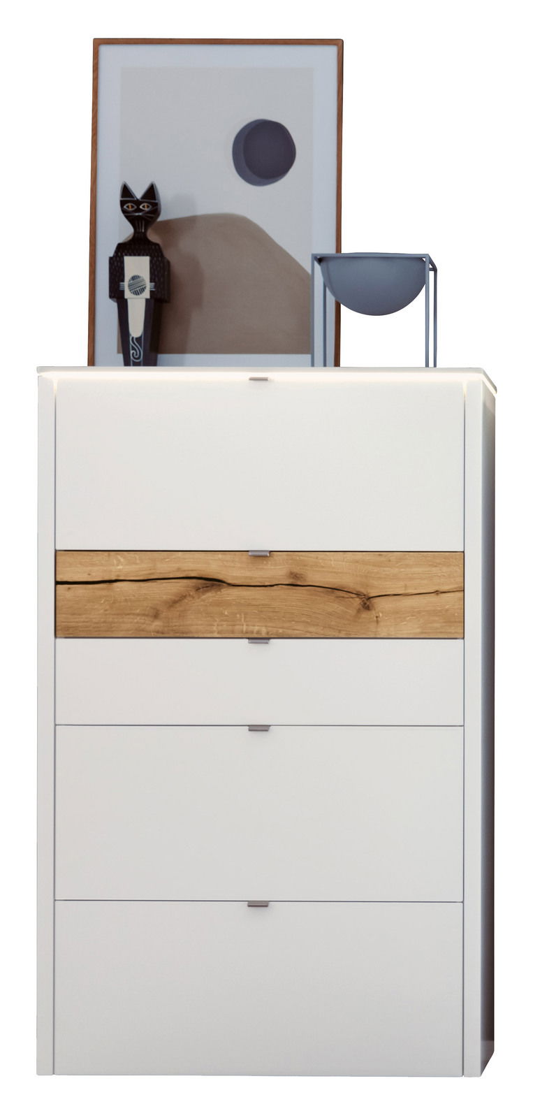 Frontansicht eines modernen Highboards mit weißer Oberfläche und einem Akzent aus Holz in der Mitte. Dekoriert mit einem Kunstobjekt und einem Bildrahmen auf der Oberseite.