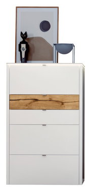 Frontansicht eines modernen Highboards mit weißer Oberfläche und einem Akzent aus Holz in der Mitte. Dekoriert mit einem Kunstobjekt und einem Bildrahmen auf der Oberseite.