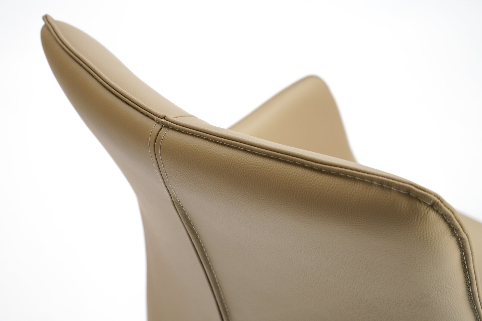 Close-up van een beige leren fauteuil, gezien van achteren