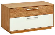 Moderne Nachttischkommode aus Holz mit zwei Schubladen, obere Front geriffelt in Holzoptik und untere Front weiß mit Metallgriffen, Ansicht schräg von vorn links