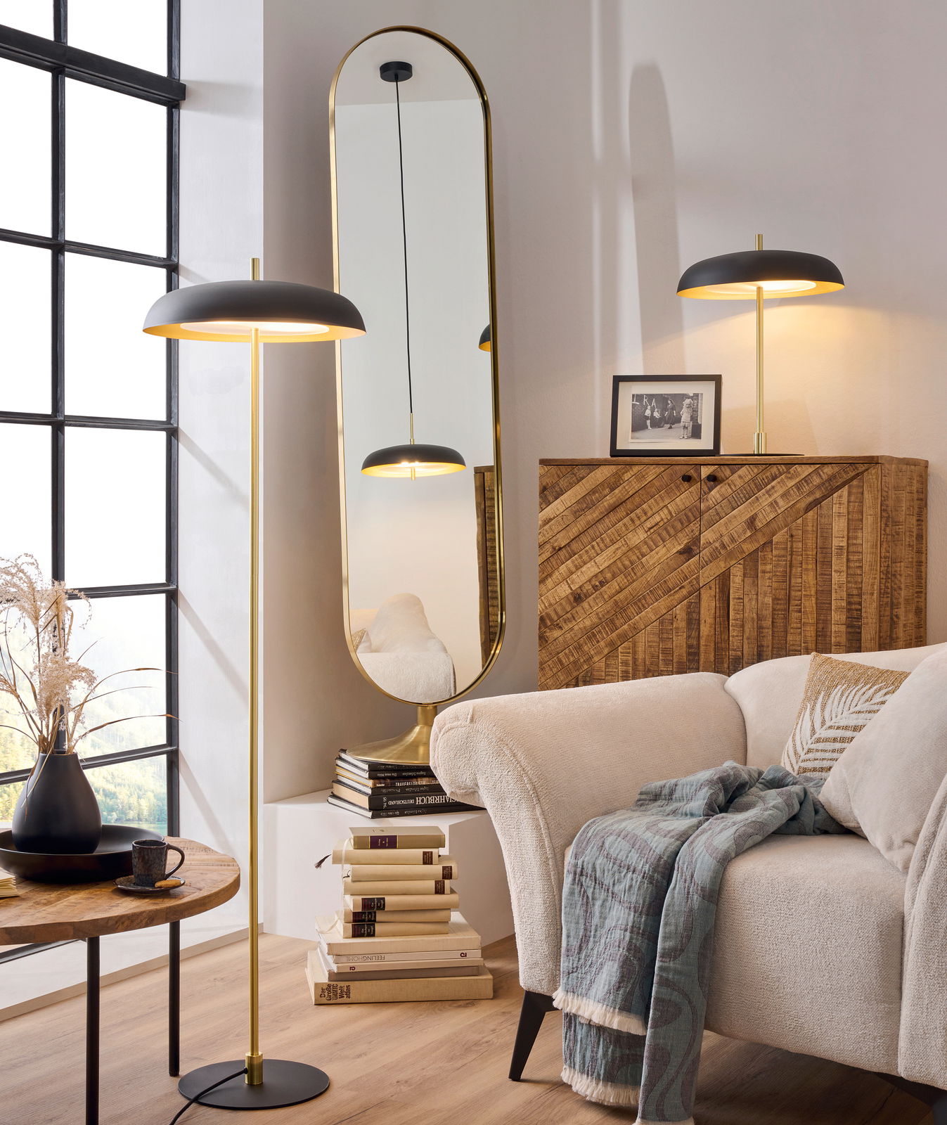 Moderne Hängelampe in einem stilvoll eingerichteten Wohnzimmer, seitliche Perspektive