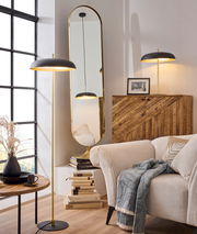 Moderne Hängelampe in einem stilvoll eingerichteten Wohnzimmer, seitliche Perspektive