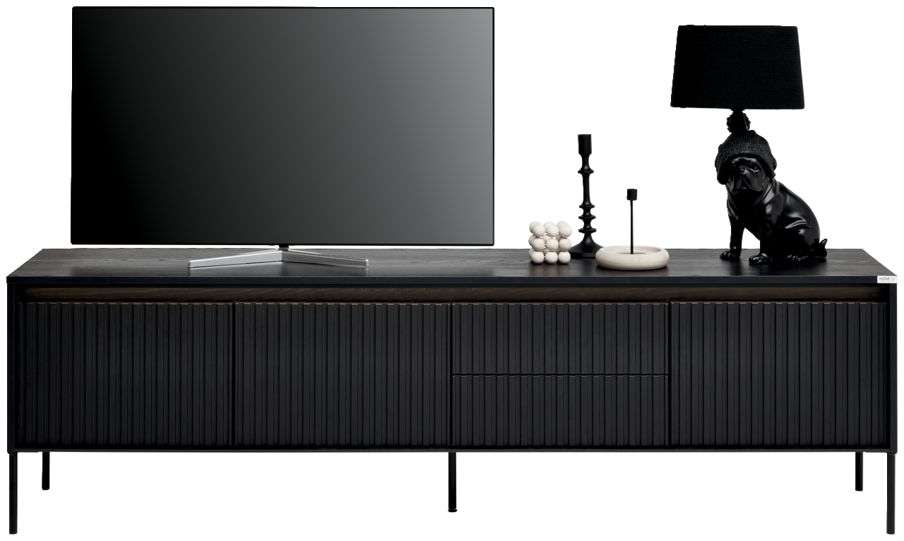 Hom´in TV-Lowboard NOTO Frontale Ansicht eines modernen, schwarzen TV-Lowboards mit gerillten Türen, dekoriert mit einem Fernseher, einer Lampe und Dekorationsobjekten.