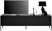 Frontale Ansicht eines modernen, schwarzen TV-Lowboards mit gerillten Türen, dekoriert mit einem Fernseher, einer Lampe und Dekorationsobjekten.
