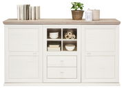 Weißes Sideboard mit zwei Türen, offenen Regalfächern und Schubladen, dekoriert mit Büchern, Pflanzen und Geschirr, Frontalansicht.