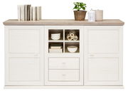 Weißes Sideboard mit zwei Türen, offenen Regalfächern und Schubladen, dekoriert mit Büchern, Pflanzen und Geschirr, Frontalansicht.