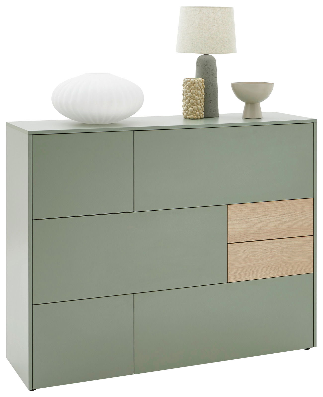 Voleo Highboard NAOMI Grünes Highboard mit modernem Design, zwei Holzschubladen und dekorativen Objekten auf der Oberseite, aus frontaler Perspektive.