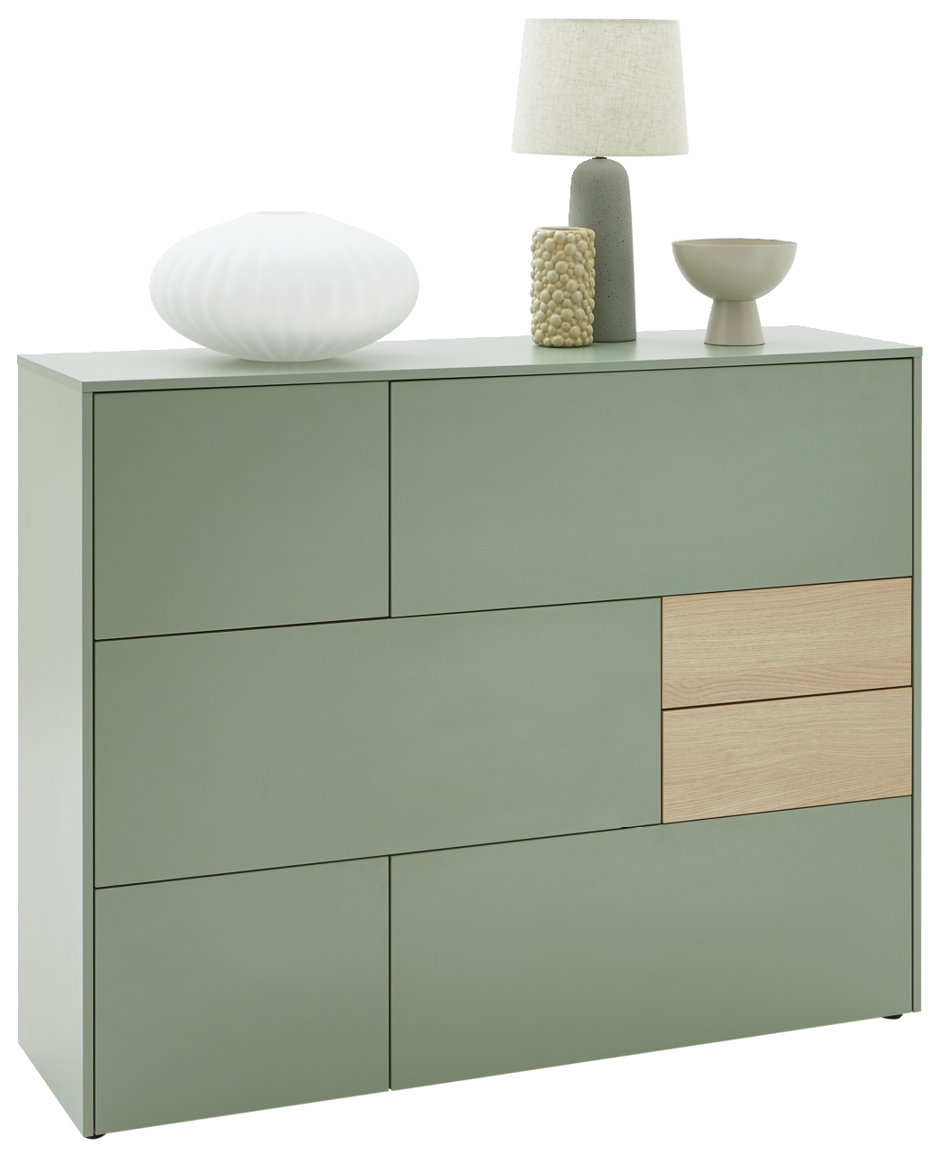 Voleo Hoog dressoir NAOMI Grünes Highboard mit modernem Design, zwei Holzschubladen und dekorativen Objekten auf der Oberseite, aus frontaler Perspektive.