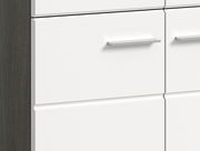 Nahaufnahme einer Schuhkommode mit weißen Fronten und silbernen Griffen, seitliche Perspektive