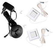 Set onderbouwverlichting met twee vierkante ledlampen, kabels en een voeding, gezien vanuit vogelperspectief.