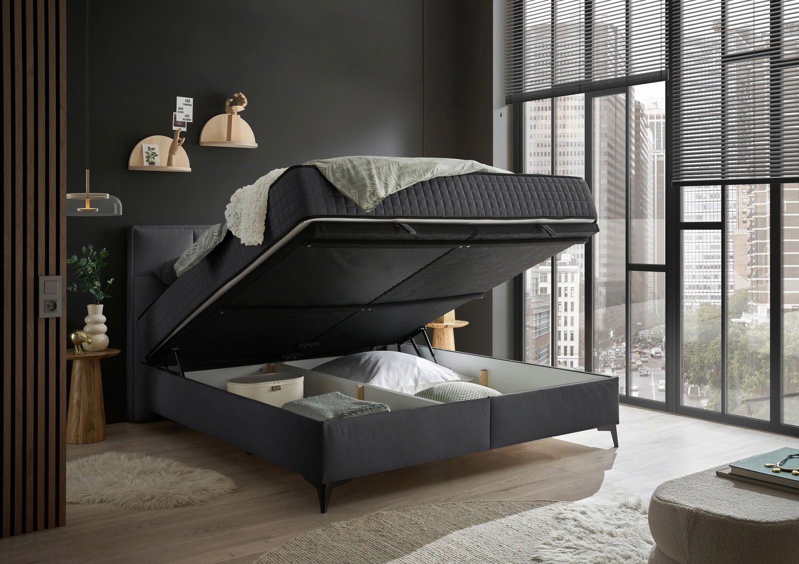 Boxbett mit hochgeklappter Matratze und Stauraum darunter, seitliche Perspektive in modernem Schlafzimmer mit großen Fenstern.