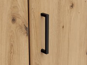 Nahaufnahme eines Holzschranks mit schwarzem Griff, Perspektive von vorne