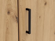 Nahaufnahme eines Holzschranks mit schwarzem Griff, Perspektive von vorne