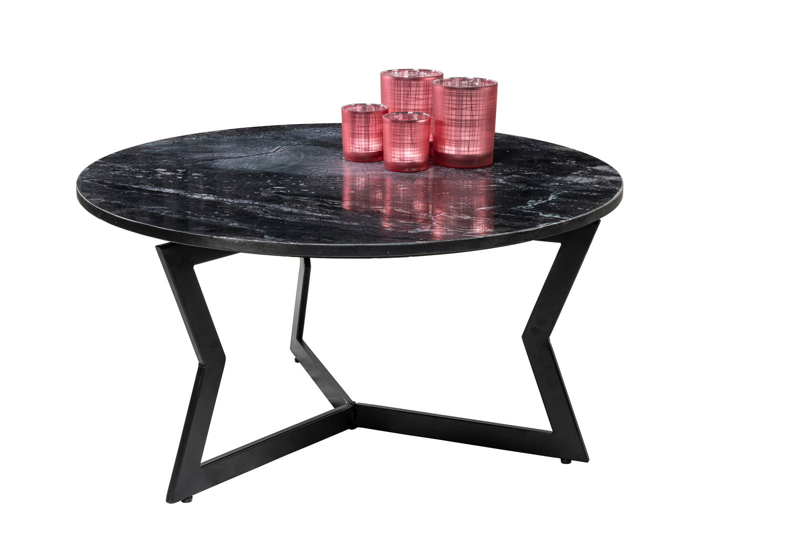 Runder Couchtisch mit schwarzer Marmorplatte und modernen Metallbeinen, dekoriert mit rosa Kerzen, seitliche Perspektive.