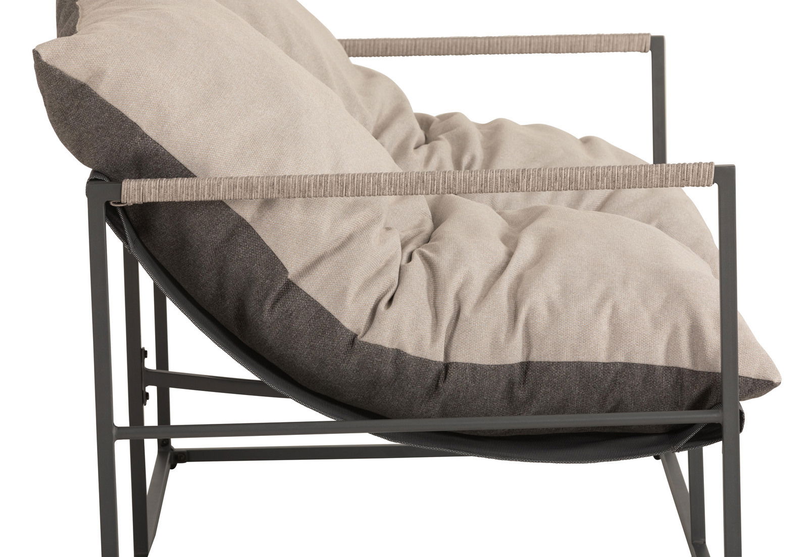 Seitenansicht eines Lounge-Sofas mit zwei Sitzplätzen, graues Metallgestell und beige-graue Polsterung.