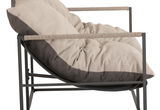 Seitenansicht eines Lounge-Sofas mit zwei Sitzplätzen, graues Metallgestell und beige-graue Polsterung.