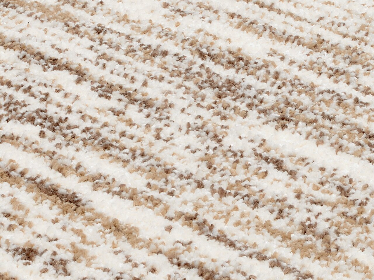 Nahaufnahme eines Uni-Teppichs mit beigem und weißem Muster, aus der Vogelperspektive fotografiert.