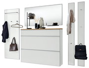 Modernes Garderoben-Set für den Flur: weiße Kommode mit Holzplatte und großem Wandspiegel, dazu zwei schmale Garderobenpaneele mit Haken und Kleiderstange; Ansicht frontal in leichter Perspektive von vorn.