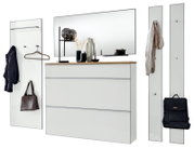 Modernes Garderoben-Set für den Flur: weiße Kommode mit Holzplatte und großem Wandspiegel, dazu zwei schmale Garderobenpaneele mit Haken und Kleiderstange; Ansicht frontal in leichter Perspektive von vorn.