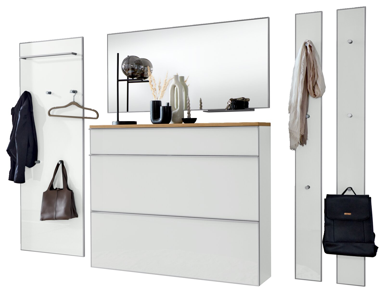 Modernes Garderoben-Set für den Flur: weiße Kommode mit Holzplatte und großem Wandspiegel, dazu zwei schmale Garderobenpaneele mit Haken und Kleiderstange; Ansicht frontal in leichter Perspektive von vorn.