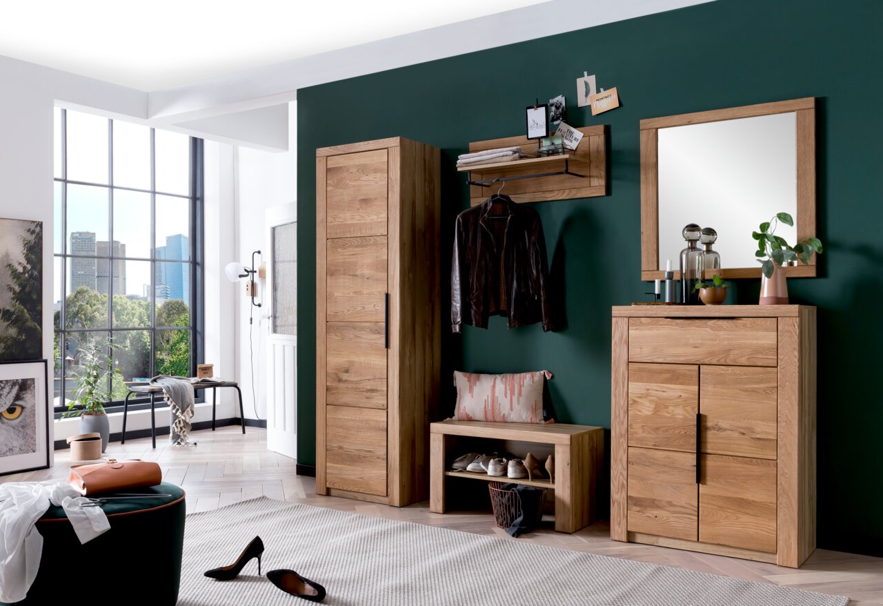 Moderne Garderobeneinrichtung in Holzoptik mit Schuhschrank, Spiegel, Garderobenbank und Garderobenschrank, frontal fotografiert.