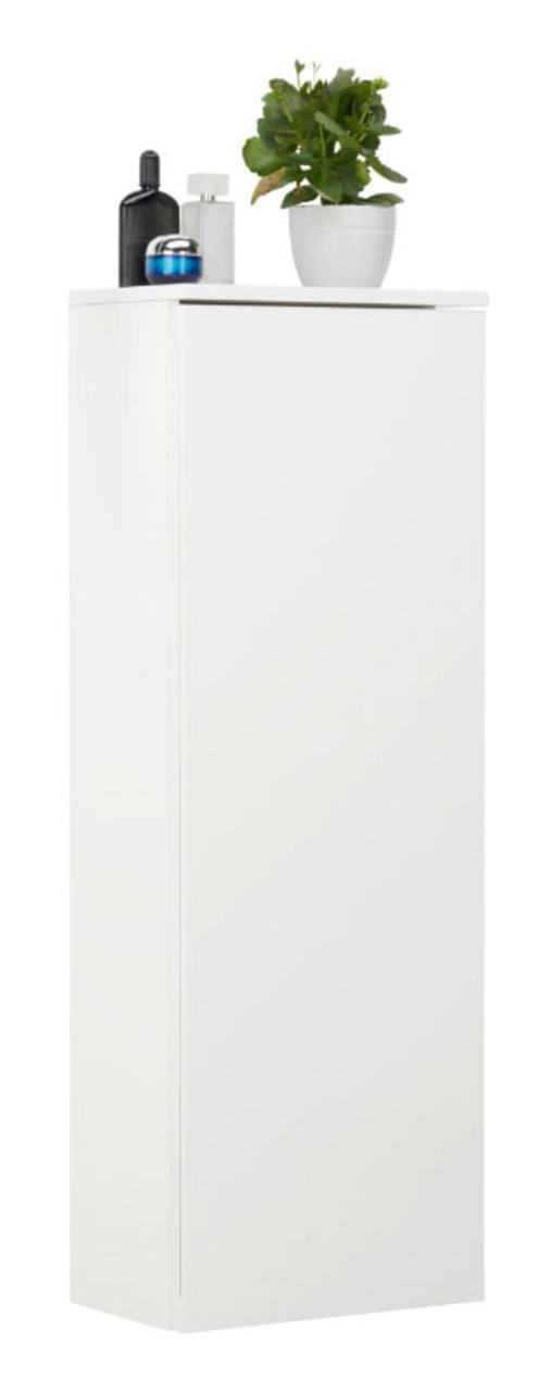 Weißer Kofferschrank mit glatter Oberfläche, darauf stehen Dekorationsartikel und eine Pflanze, seitliche Perspektive.