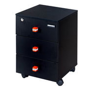 Zwarte rolcontainer met drie lades in carbonlook, rode TNT-kubusgrepen en slot, vrijstaand op een witte achtergrond, perspectief: schuin van rechtsvoor (3/4-aanzicht)