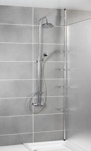 Edelstahl Teleskop-Eckregal in einer modernen Dusche, seitliche Perspektive