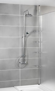 Edelstahl Teleskop-Eckregal in einer modernen Dusche, seitliche Perspektive