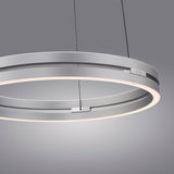 Moderne Pendelleuchte PURE E-Loop in silberner Ringform, seitliche Perspektive