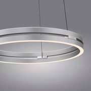 Moderne Pendelleuchte PURE E-Loop in silberner Ringform, seitliche Perspektive