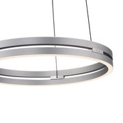 Moderne Pendelleuchte PURE E-Loop in silberner Ringform, seitliche Perspektive