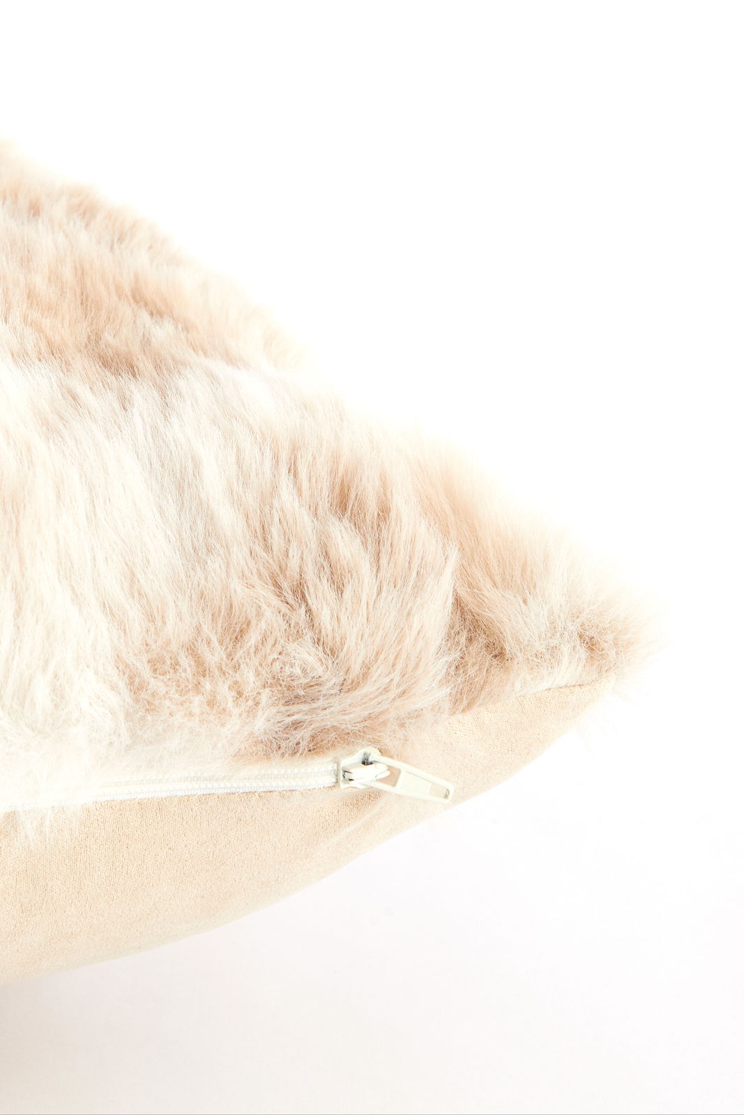 Nahaufnahme eines flauschigen Kissens mit Reißverschluss, seitliche Perspektive