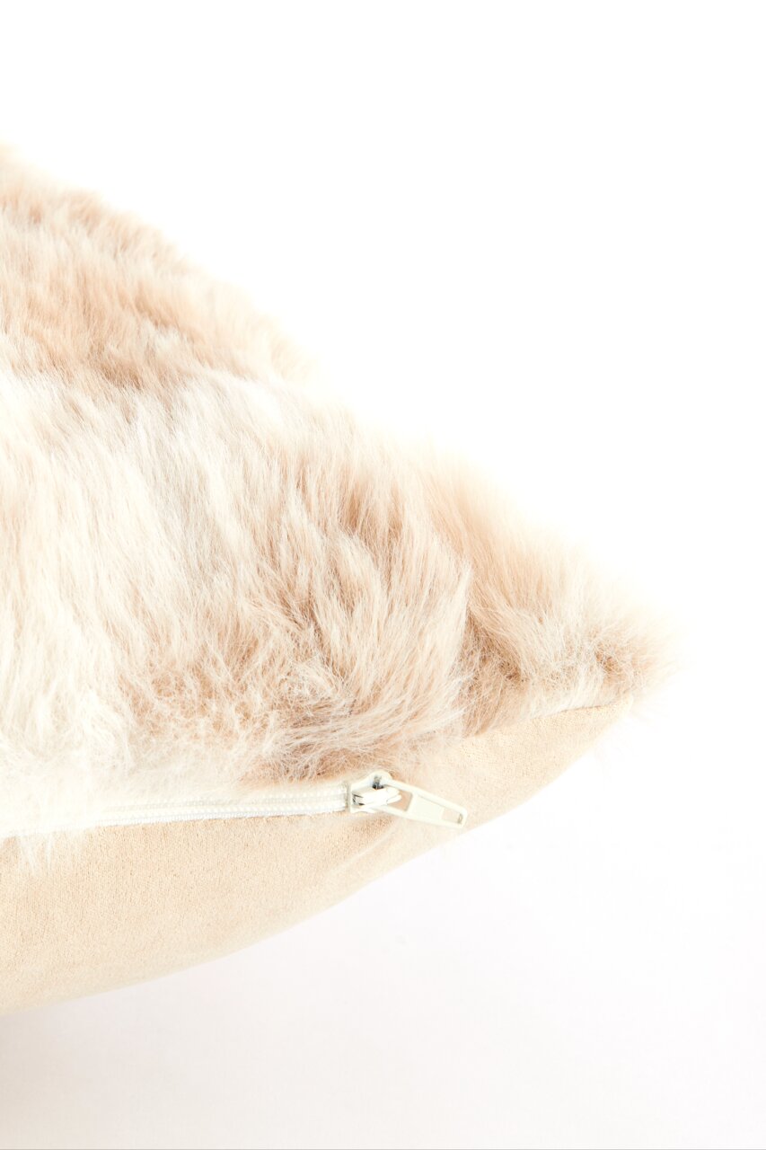 Nahaufnahme eines flauschigen Kissens mit Reißverschluss, seitliche Perspektive