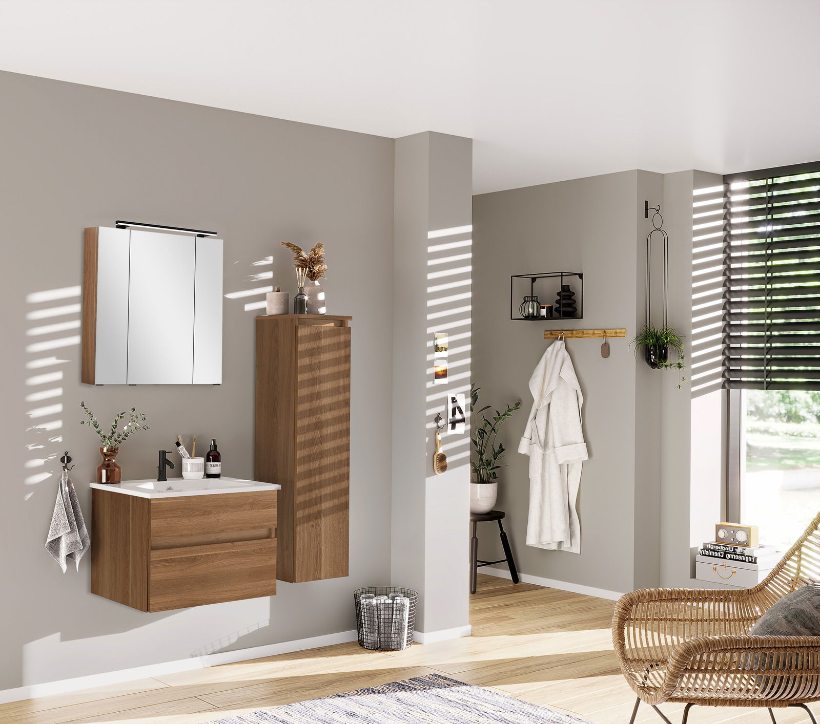 Moderner Badezimmer-Mittelschrank in Holzoptik, rechts an der Wand montiert, mit seitlicher Perspektive.