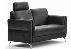 Zweiersofa in dunklem Stoffbezug mit Kopfstütze, seitliche Perspektive