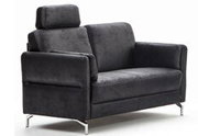 Zweiersofa in dunklem Stoffbezug mit Kopfstütze, seitliche Perspektive