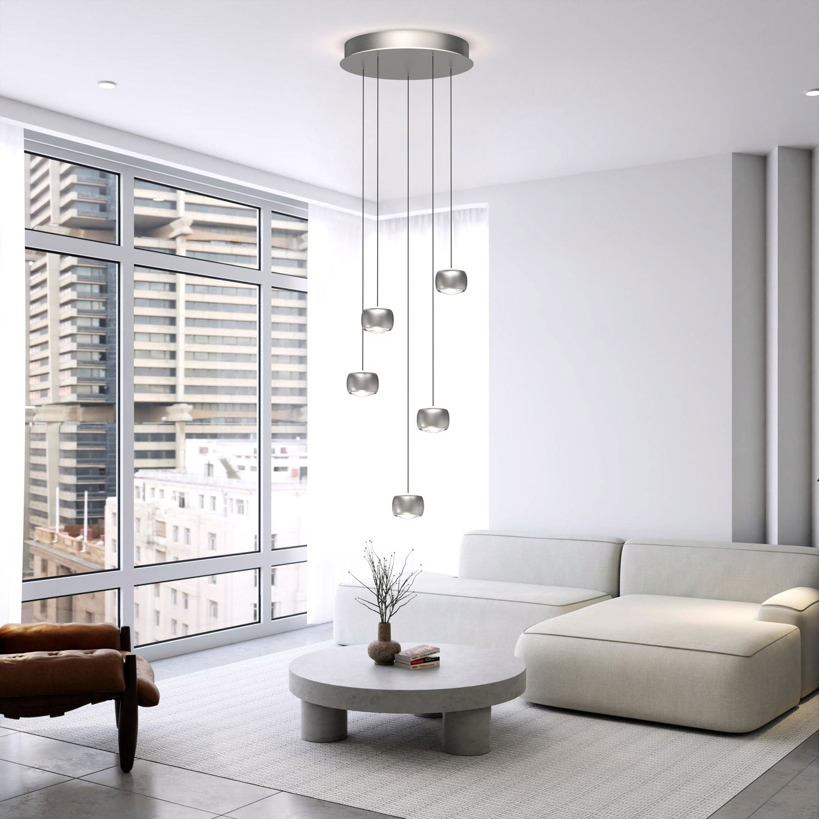 Geeti LED-Pendelleuchte QUIBERON Moderne LED-Pendelleuchte mit fünf hängenden Leuchtkörpern in einem stilvollen Wohnzimmer mit großen Fenstern, seitliche Perspektive.