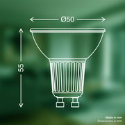 Seitenansicht einer LED-Leuchtmittel GU10 mit den Maßen 50 mm Durchmesser und 55 mm Höhe, auf grünem Hintergrund.