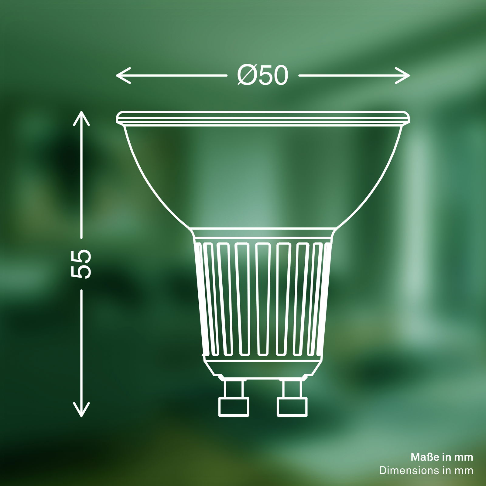 Seitenansicht einer LED-Leuchtmittel GU10 mit den Maßen 50 mm Durchmesser und 55 mm Höhe, auf grünem Hintergrund.