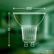 Seitenansicht einer LED-Leuchtmittel GU10 mit den Maßen 50 mm Durchmesser und 55 mm Höhe, auf grünem Hintergrund.