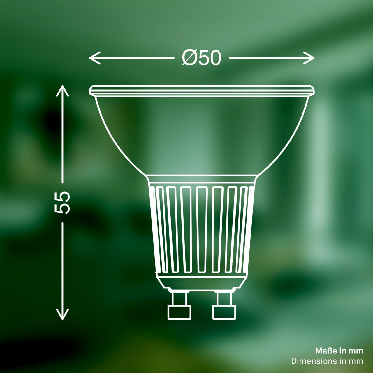 Seitenansicht einer LED-Leuchtmittel GU10 mit den Maßen 50 mm Durchmesser und 55 mm Höhe, auf grünem Hintergrund.