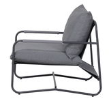 Seitenansicht eines modernen grauen Lounge-Sessels mit Metallrahmen und gepolstertem Sitz.
