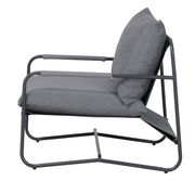 Seitenansicht eines modernen grauen Lounge-Sessels mit Metallrahmen und gepolstertem Sitz.