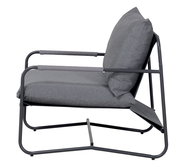 Seitenansicht eines modernen grauen Lounge-Sessels mit Metallrahmen und gepolstertem Sitz.
