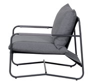 Seitenansicht eines modernen grauen Lounge-Sessels mit Metallrahmen und gepolstertem Sitz.